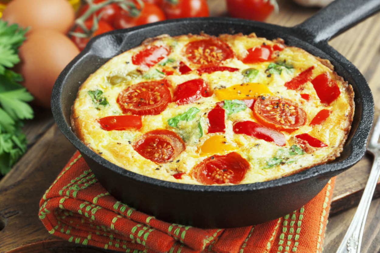 Şöyle Bol Sebzeli: Fırında Tulum Peynirli Omlet