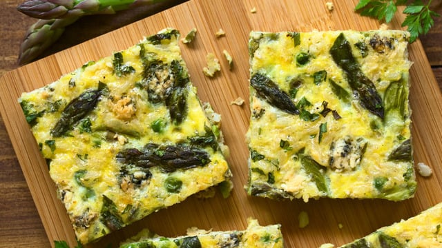 Hafta Sonu Yıldızı: Fırında Kuşkonmazlı Omlet