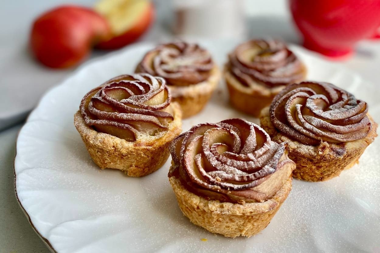 Görüntüsü İştah Açar: Elmalı Güllü Tart
