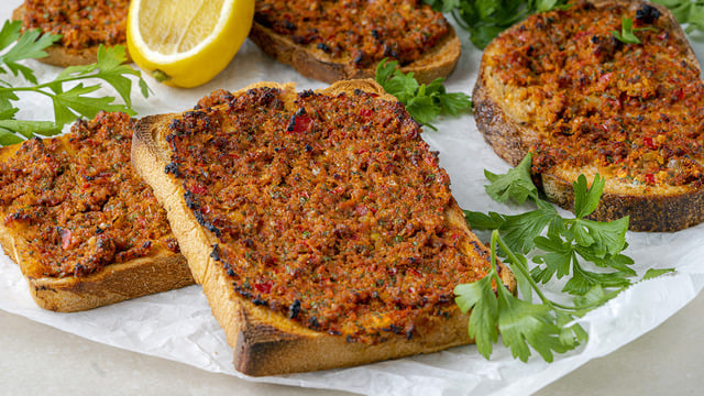 En Pratik Hali: Ekmek Üstü Lahmacun