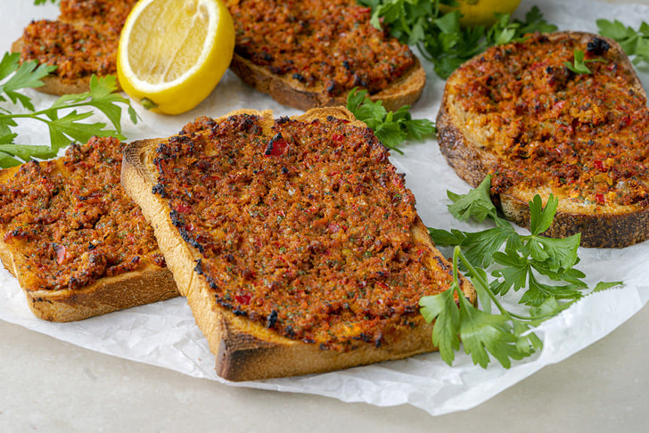 Ekmek Üstü Lahmacun Tarifi