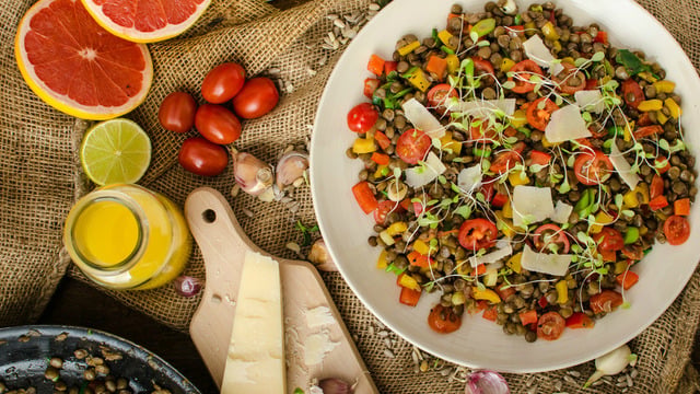 Bazıları Kabuklu Sever: Kabuklu Ilık Mercimek Salatası