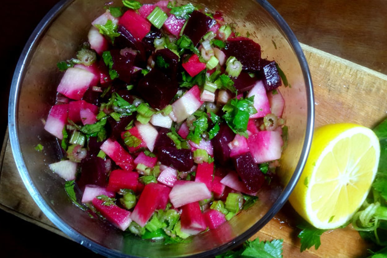 Vitamin Niyetine: Kereviz Sapı Salatası