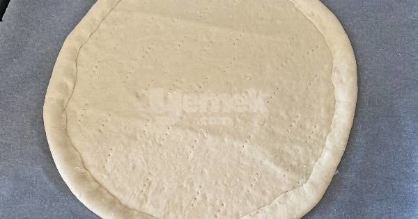 sucuklu-pizza-yapim5