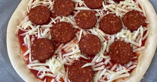 sucuklu-pizza-yapim7
