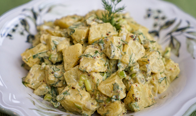 Sosundan Gelen Lezzet: Hardallı Patates Salatası