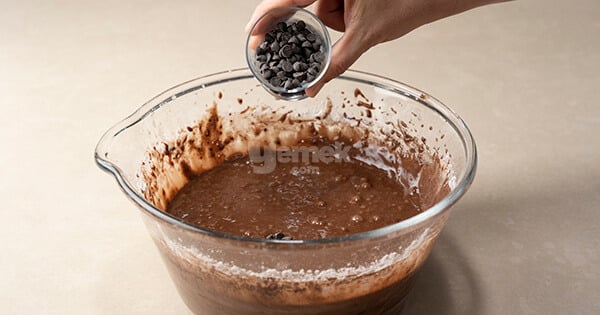 damla-cikolatali-kek-asama8-yemekcom