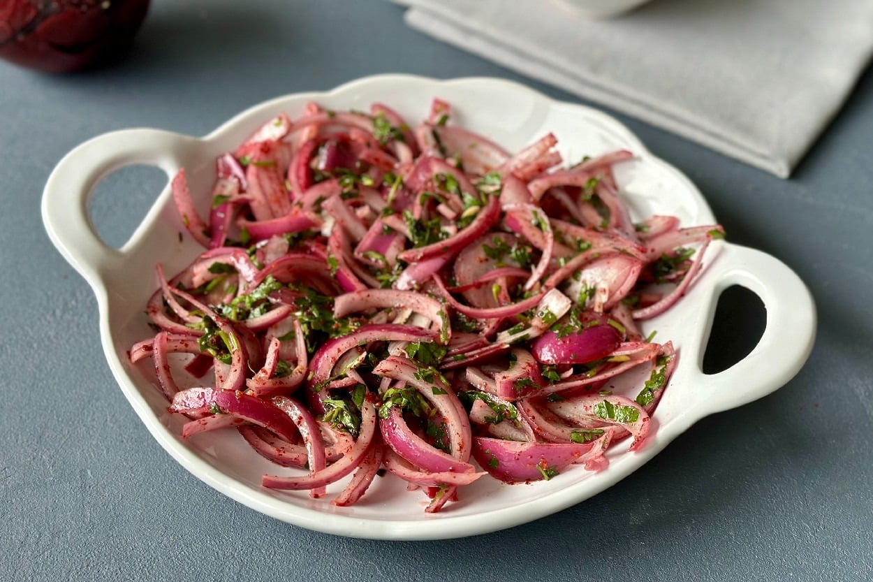 Pratik Eşlikçiniz: Kırmızı Soğan Salatası