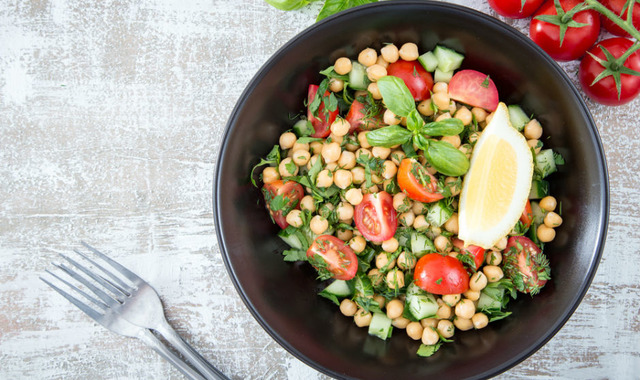 Doyuran Salata: Nar Ekşili Nohut Salatası