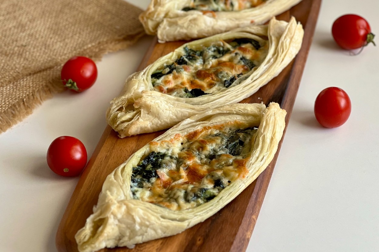 En Pratik Pide: Ispanaklı Kaşarlı Milföy Pide