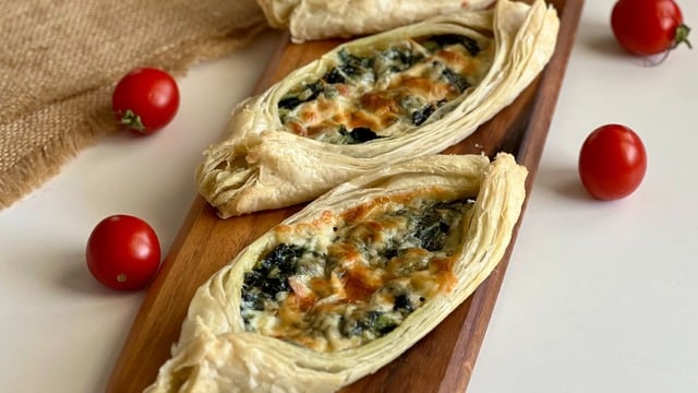 En Pratik Pide: Ispanaklı Kaşarlı Milföy Pide