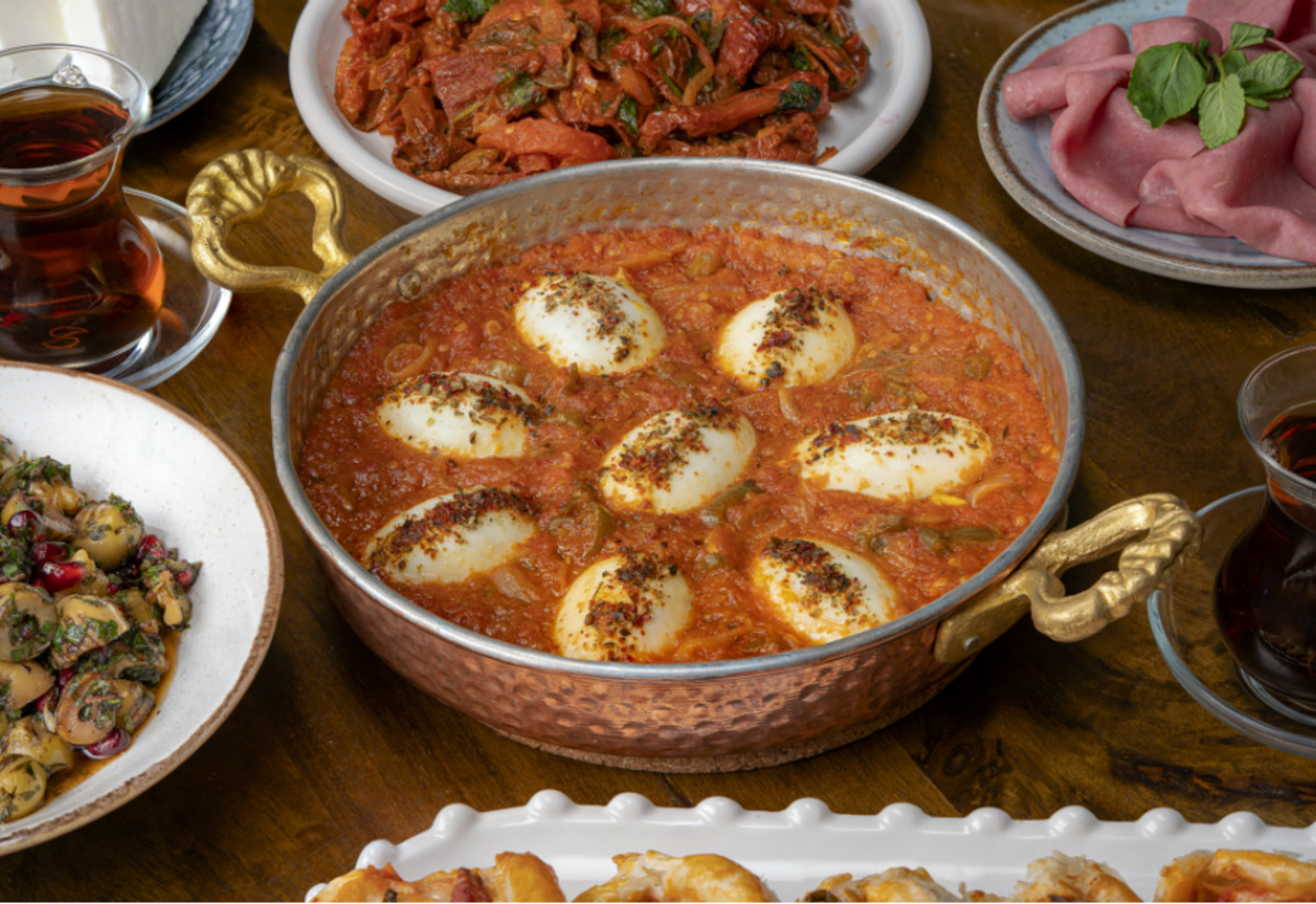 Kahvaltının Şahı: Domates Soslu Yumurta Kapama Tarifi