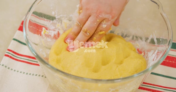 elmali-turta-asama5-yemekcomm