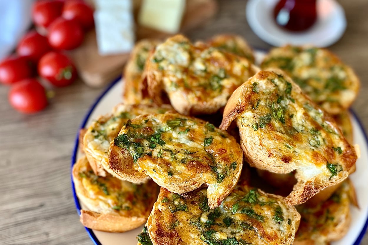 Fırında, Yağ Çekmeden Pişer: Kaşarlı Yumurtalı Ekmek