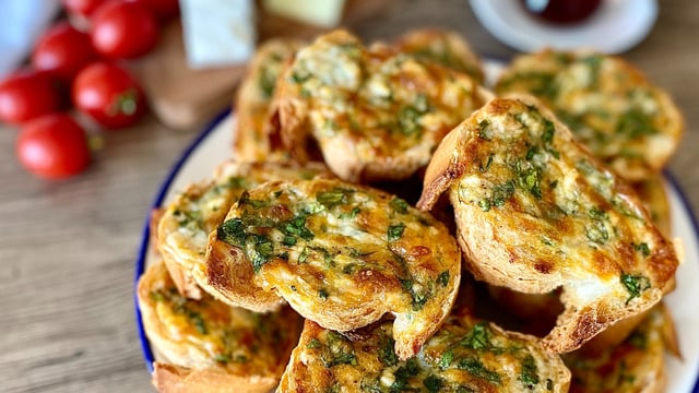 Fırında, Yağ Çekmeden Pişer: Kaşarlı Yumurtalı Ekmek