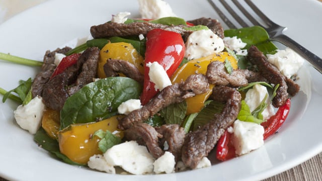 Feta Peynirini Böyle Alalım: Etli ve Peynirli Ispanak Salatası