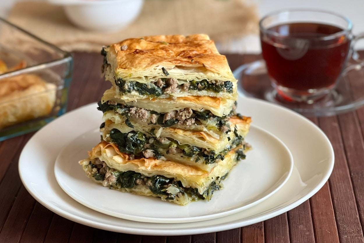 Kat Kat Mutluluk: Ispanaklı Kıymalı Börek