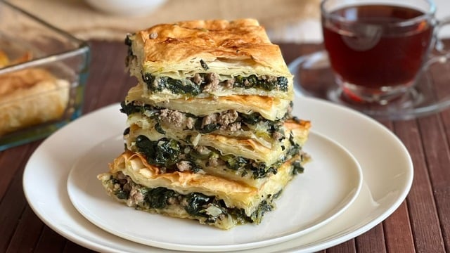 Kat Kat Mutluluk: Ispanaklı Kıymalı Börek