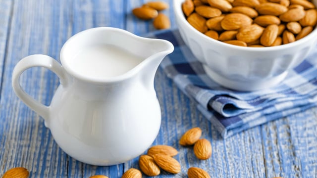 Laktoz Bunu Kıskandı: Badem Sütü