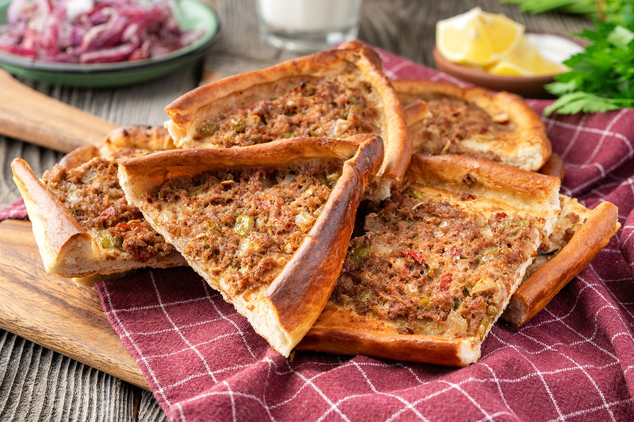 Lezzeti Evde Başka: Evde Kıymalı Pide