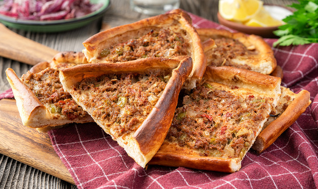 Lezzeti Evde Başka: Evde Kıymalı Pide