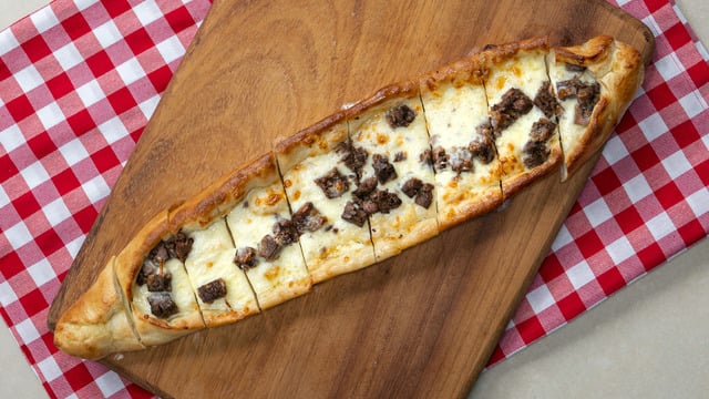 Tam Lezzetinde: Kavurmalı Kaşarlı Pide