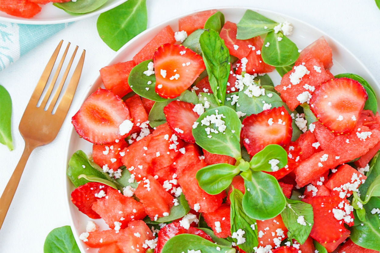 Sıcak Yaz Günlerine: Karpuzlu Fit Salata