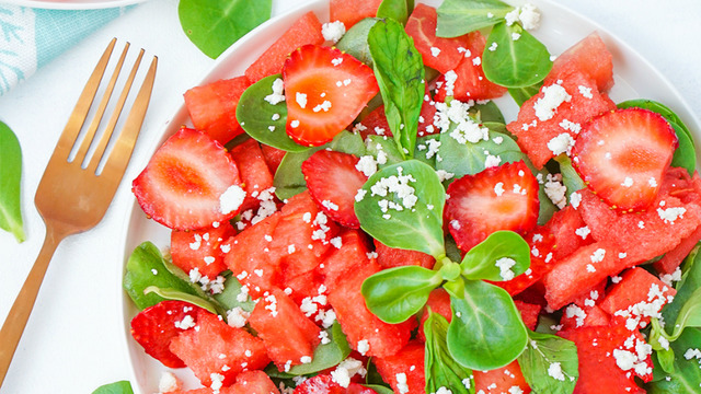 Sıcak Yaz Günlerine: Karpuzlu Fit Salata