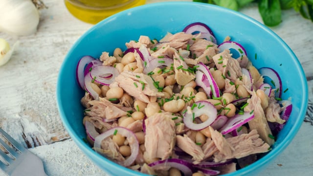 En Lezzetlisinden: Kuru Fasulyeli Ton Balık Salatası