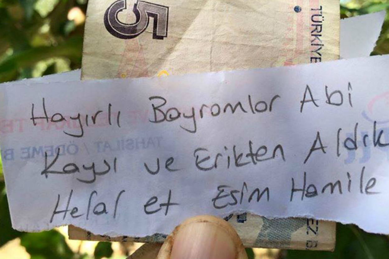 Helal Olsun: Hamile Eşi İçin Aldığı Meyvelerin Parasını Ağaca Asan Güzel İnsan