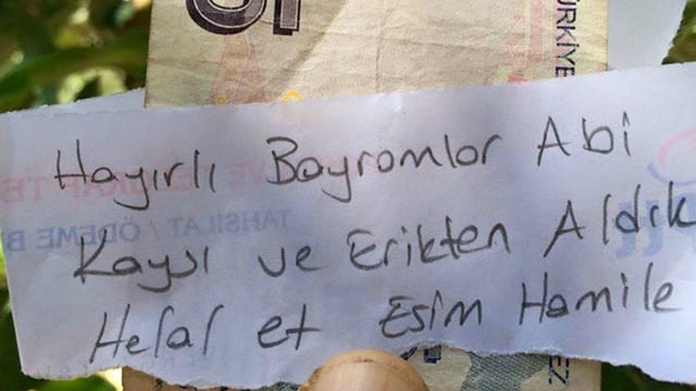 Helal Olsun: Hamile Eşi İçin Aldığı Meyvelerin Parasını Ağaca Asan Güzel İnsan