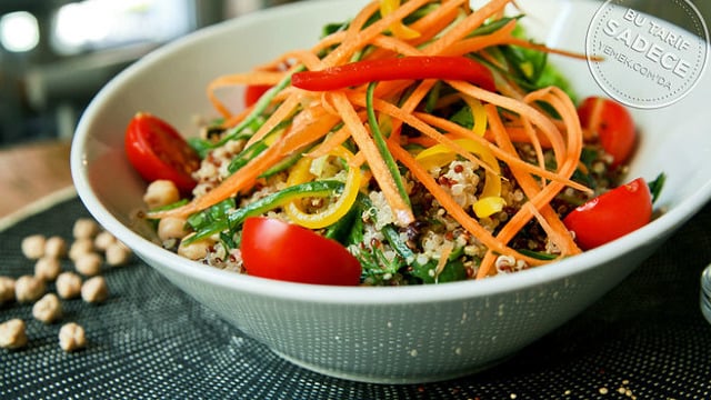 Mum’s Cafe’den: Nohutlu Kinoa Salatası