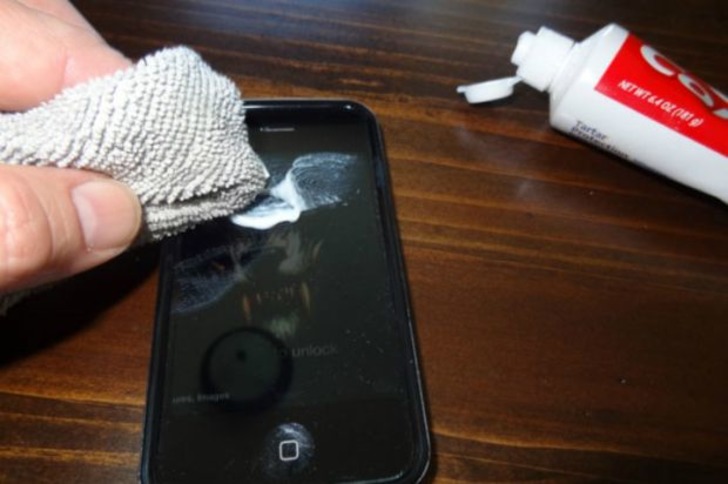 Diş Macununun Sıra Dışı Kullanımıyla İlgili Hiç Bilmediğiniz 17 Pratik Bilgi