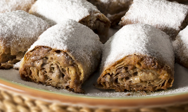 Baklavalık Yufkadan: Tahin Helvalı Çıtır Rulo