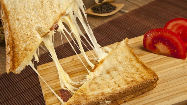 Her Eve Lazım: Sucuklu Kaşarlı Tost