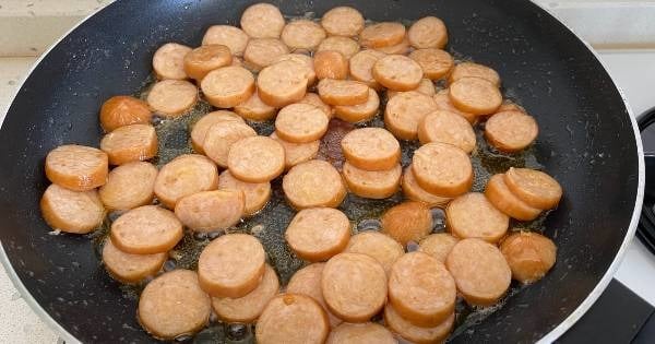 domates-soslu-sosis-yapim1