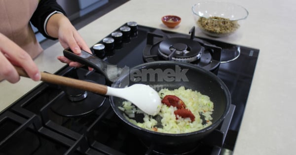yesil-mercimekli-borek-yapilisi-2