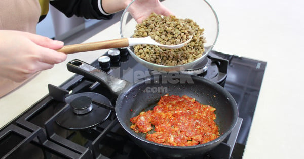yesil-mercimekli-borek-yapilis-3