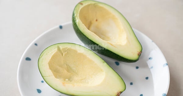 avokado-salatasi-asama2-yemekcom