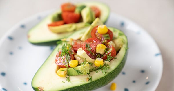 avokado-salatasi-asama4-yemekcom