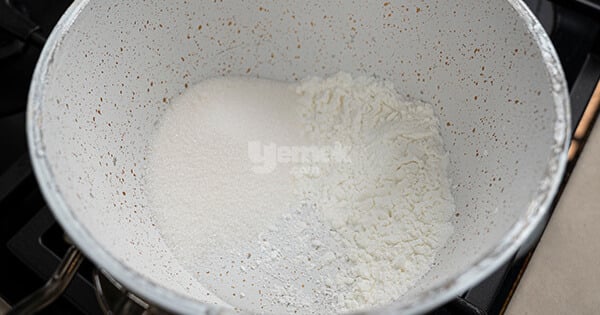 cikolatali-puding-asama1-yemekcom