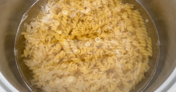 ton-balikli-makarma-salatasi-1