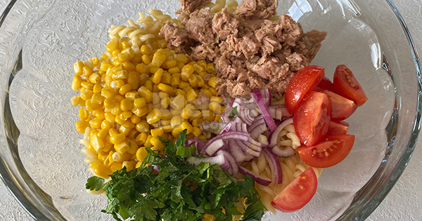 ton-balikli-makarma-salatasi-3