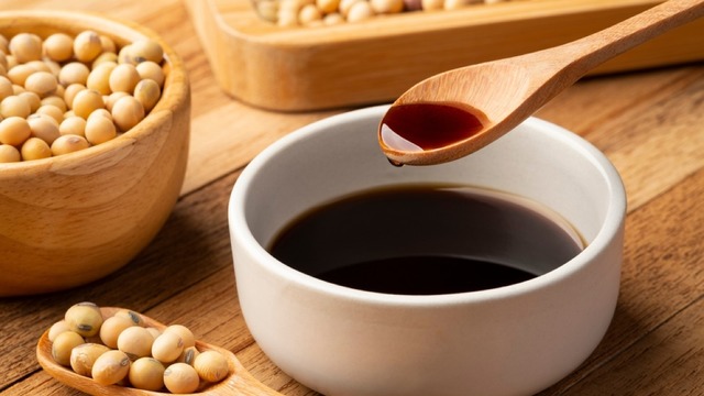 Asya Mutfağının Vazgeçilmezi: Soya Sosu Nedir, Faydaları ve Zararları Nelerdir?