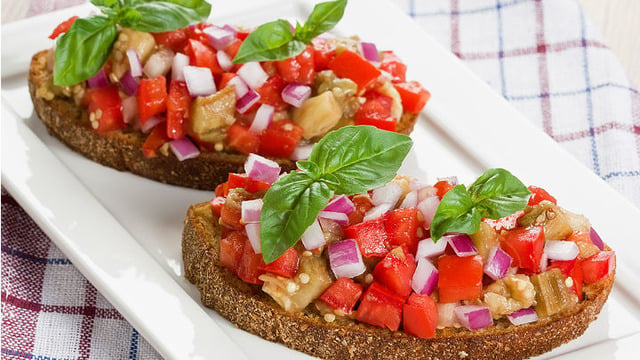 Yemek Öncesi: Köz Patlıcanlı Bruschetta