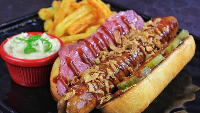İstanbul'da Sosislinin En Alasını Yemek İçin Gitmeniz Gereken 8 Hot Dog Mekanı