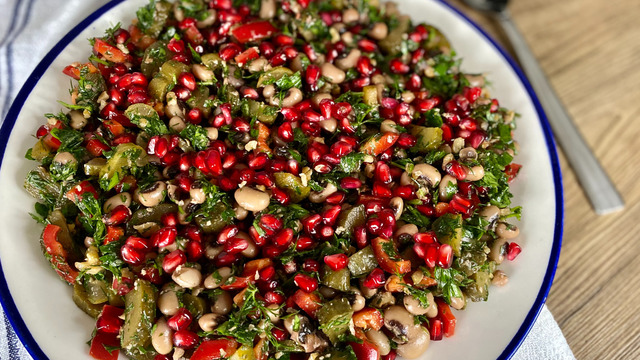 Renk Cümbüşü: Narlı Kuru Börülce Salatası