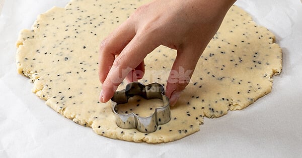 corek-otlu-cicek-kurabiye-asama-6