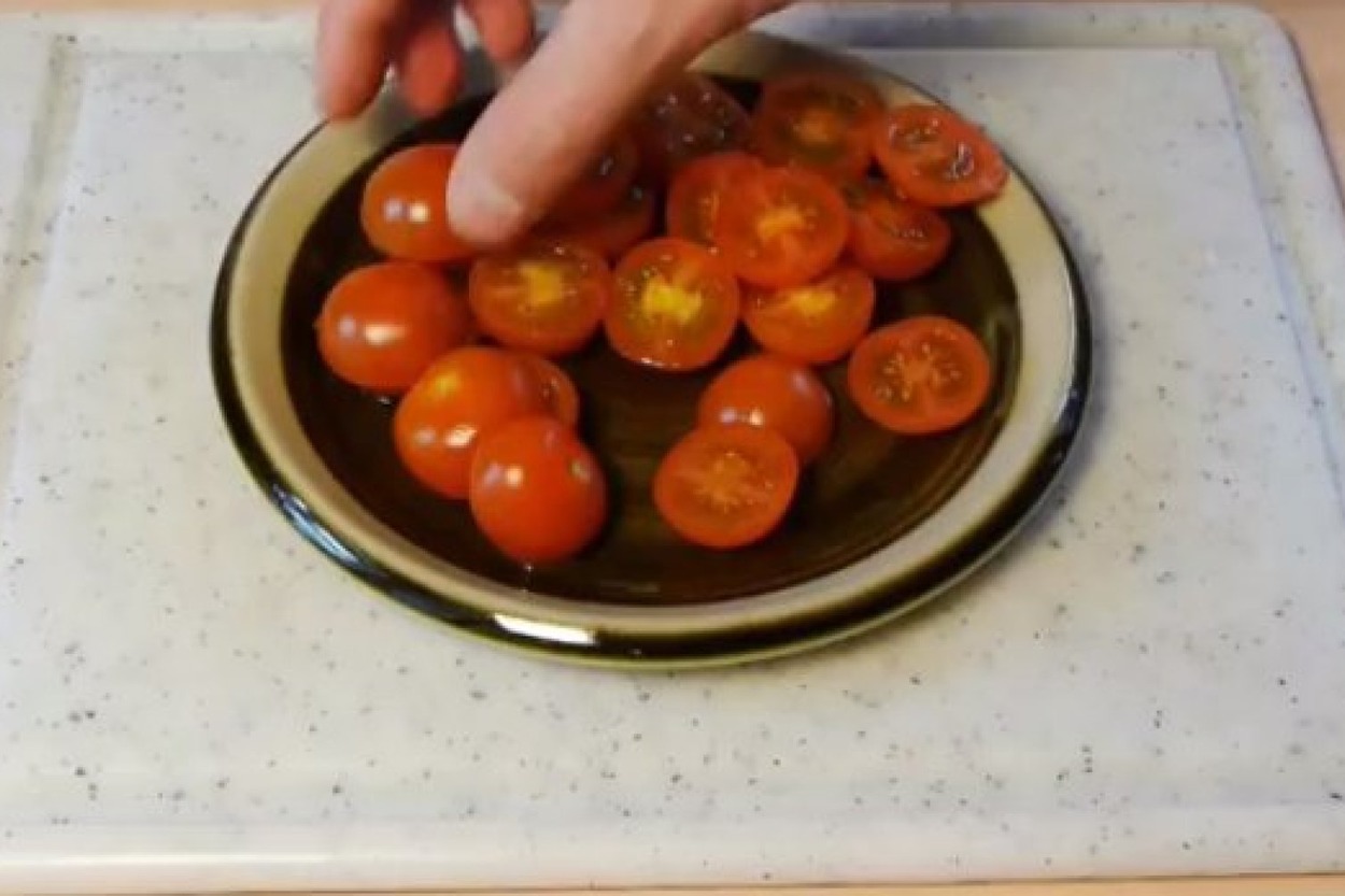 Çeri Domatesleri Kolayca Kesmenin Dâhiyane Yöntemi