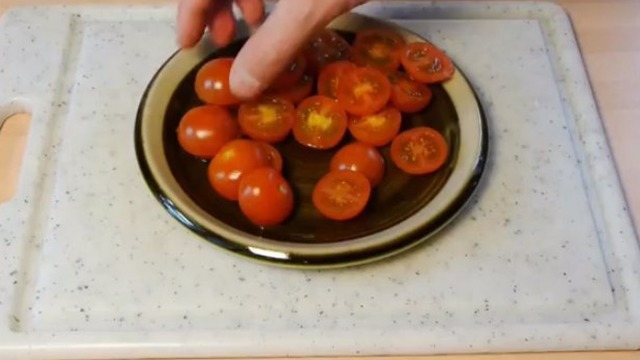 Çeri Domatesleri Kolayca Kesmenin Dâhiyane Yöntemi